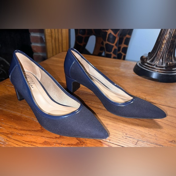 Abella True Comfort Women’s Navy Pumps W/Patent Leather Trim & Heel! Size 8. - Picture 6 of 12